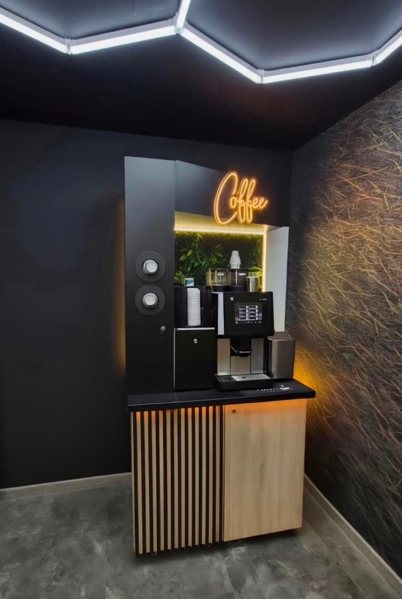 Stand HeroBrew în showroom — amprentă compactă